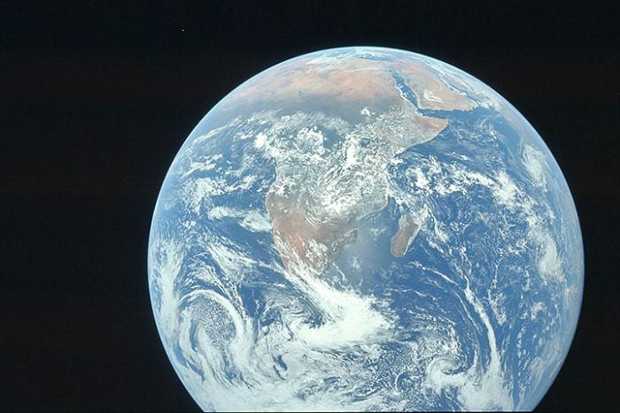 Это один из первых снимков Земли из космоса, он сделан американской лунной миссией "Аполлон". Изъянов на Земле не обнаружено. 